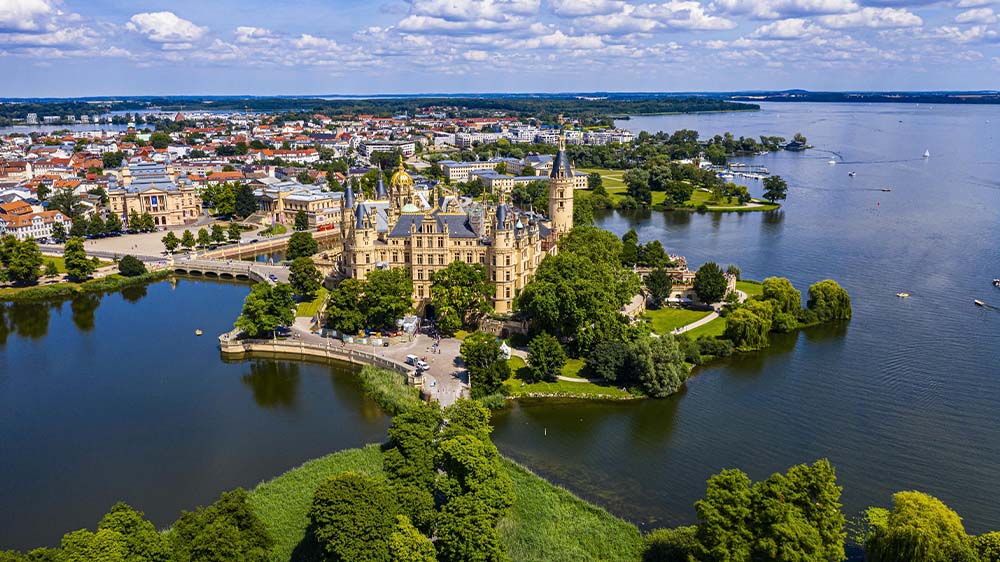 Das Schweriner Schloss: Seit 1921 dient es als Museum und zusätzlich seit 1990 als Sitz des Landtages von Mecklenburg-Vorpommern