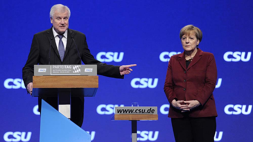Auf dem CSU-Parteitag im November 2015 liest Seehofer der Kanzlerin Merkel die Leviten – minutenlang auf offener Bühne