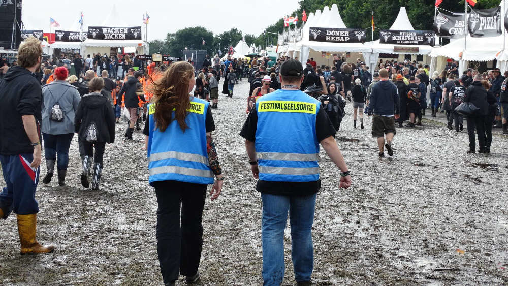 Auf Musikfestivals kümmern sich Festivalseelsorger um die Sorgen und Nöte der Besucher, wie hier die Seelsorger der evangelischen Kirche auf dem Wacken-Open-Air 2017
