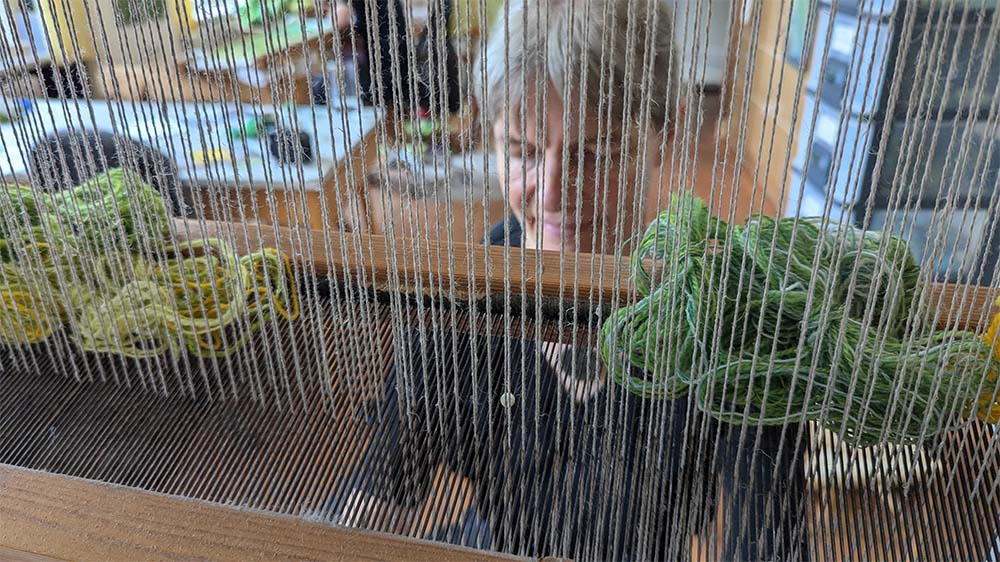 Handwebmeisterin Kathrin Niemeyer bei der Arbeit