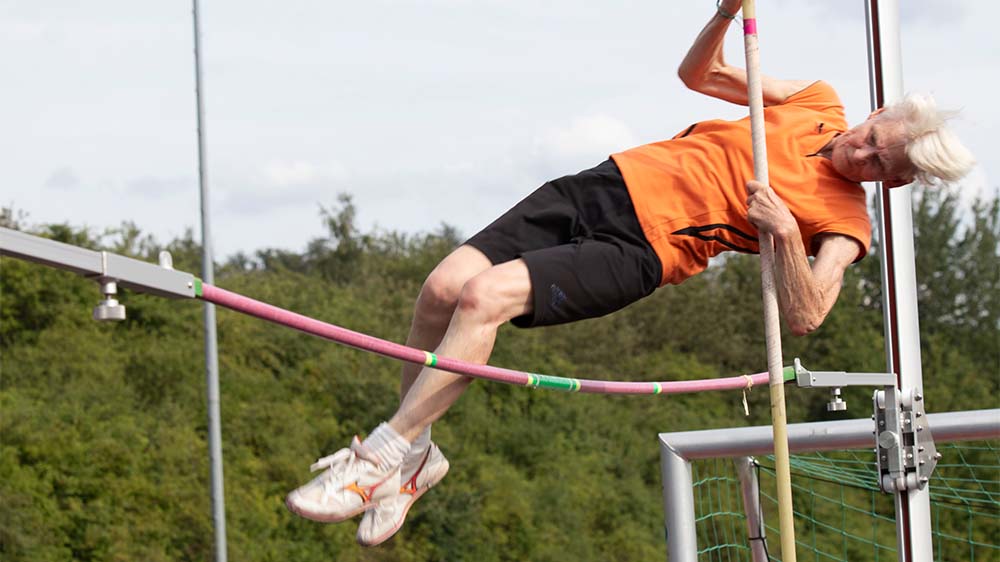 Stabhochspringerin Grania Leaping Rabbit beim Training im Steinwaldstadion in Neukirchen (Schwalm-Eder-Kreis)
