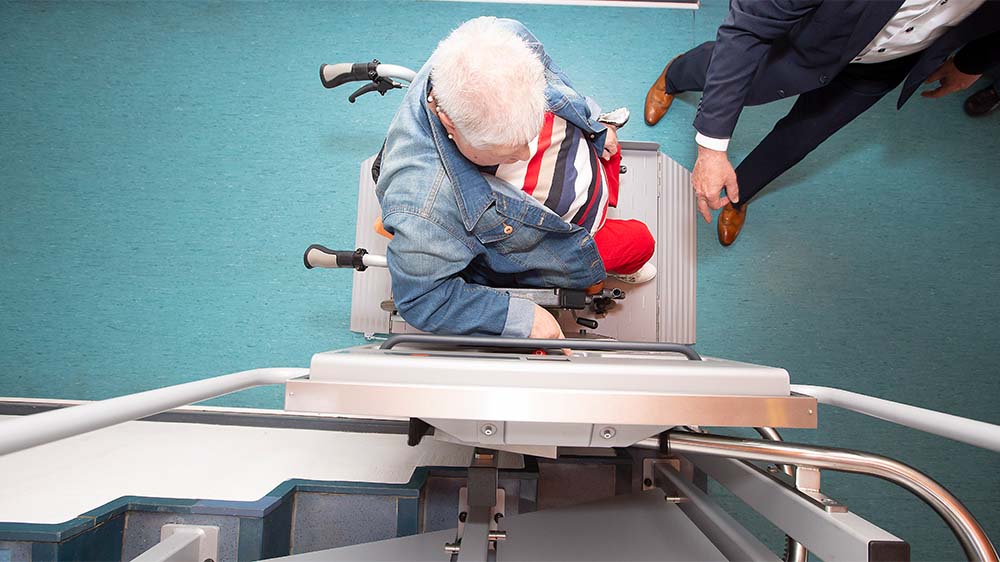Ein Treppenlift wird oft irgendwann nötig. Wir geben Tipps, was es zu beachten gibt