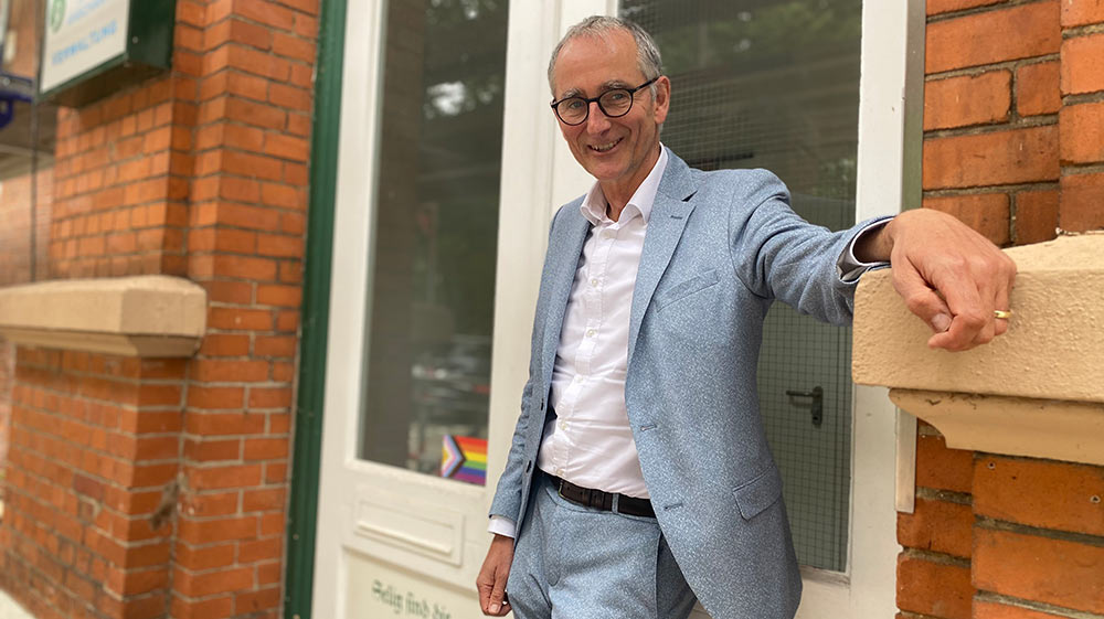 Tobias Nowoczyn lädt zum Gespräch über Religion und Queerness ein