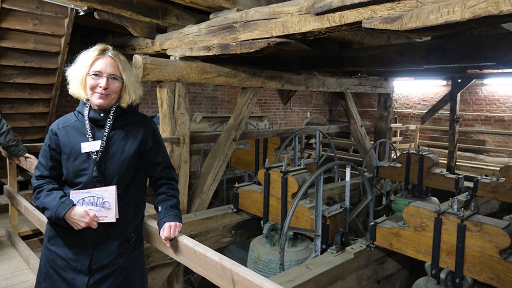 Dorit Baumeister will am liebsten hoch hinaus, wie hier bei einer ihrer Führungen in Lüneburg.