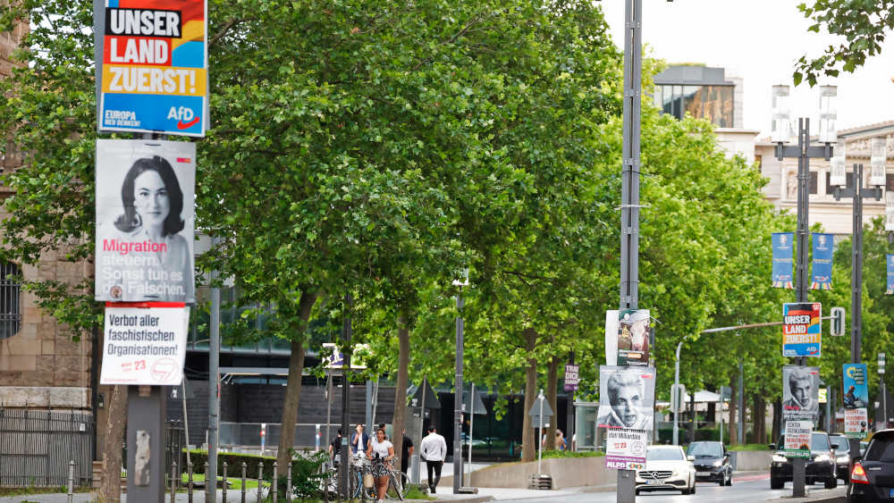 Immer wieder kommt es zu Angriffen beim Aufhängen von Wahlplakaten (Symbolbild)