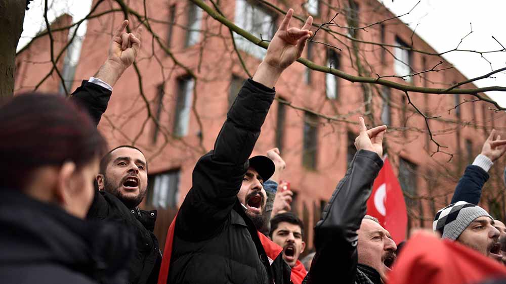 Der Wolfsgruß ist das Symbol der türkischen extremen Rechten, hier gezeigt bei einer Demonstration in Berlin