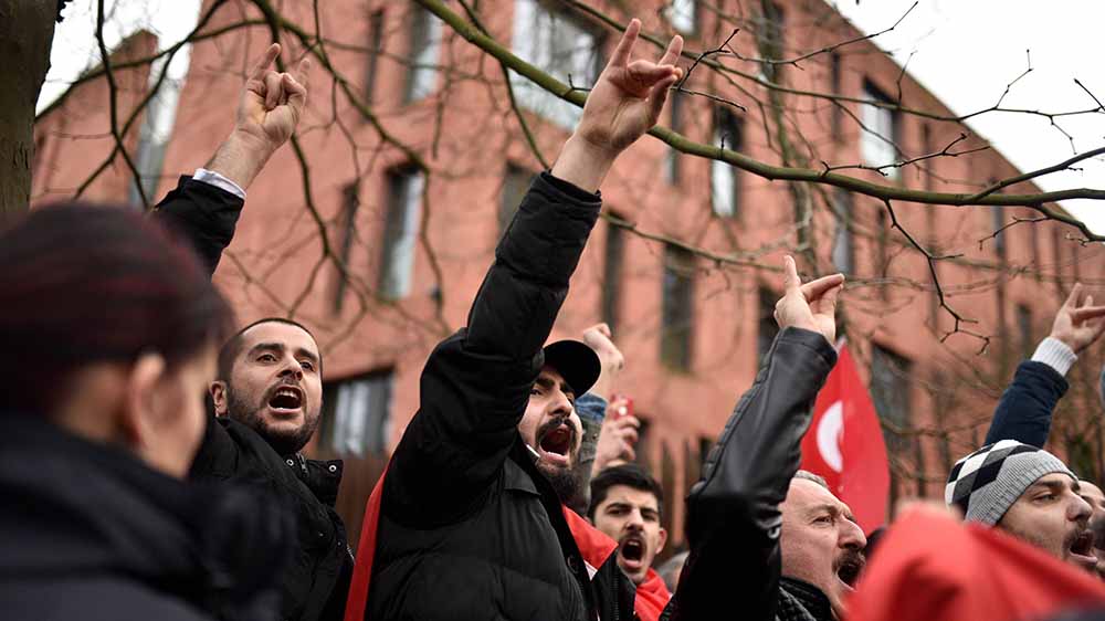 Der Wolfsgruß ist das Symbol der türkischen extremen Rechten, hier gezeigt  bei einer Demonstration in Berlin