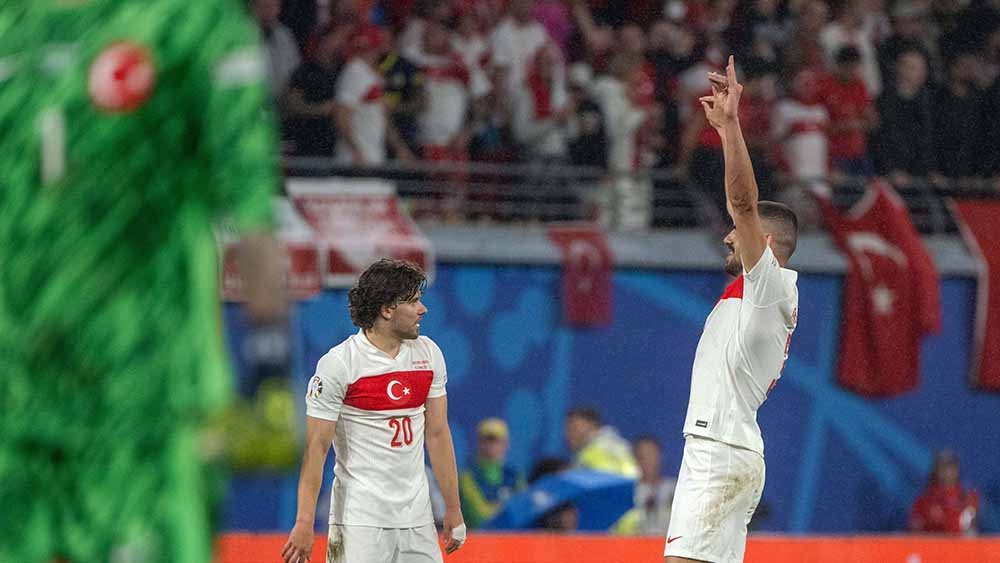 Nach seinem Tor zum 2.= zeigt Merih Demiral den "Wolfsgruß"