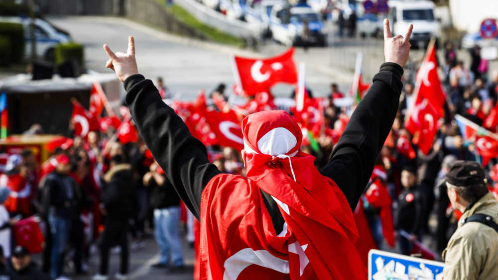 Ein türkischer Fußballfan macht den Wolfsgruß der rechten Gruppierung "Graue Wölfe"