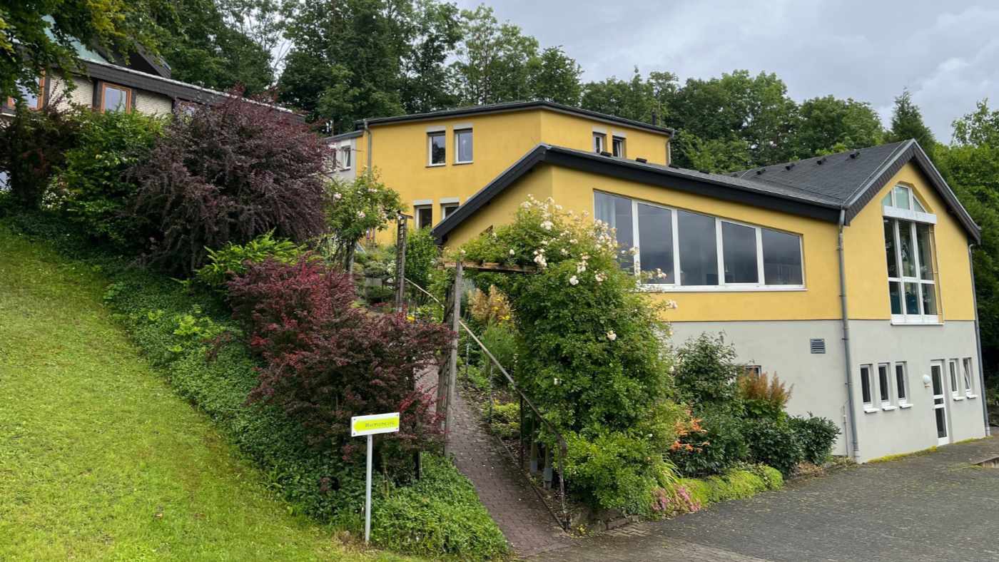 Zu verkaufen: die Klosteranlage auf dem Zionsberg bei Scherfede am südlichen Rand des Eggegebirges