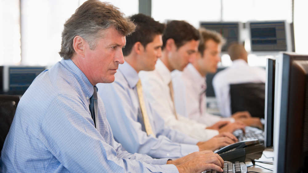 Flexible Arbeitszeiten können einer Studie zufolge ältere Arbeitnehmer länger im Beruf halten (Symbolbild)