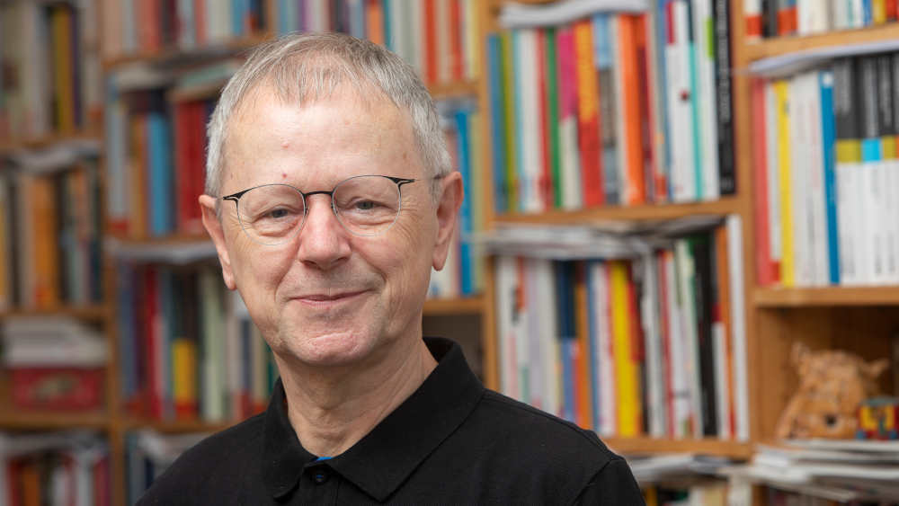 „Wer die Armen herabwürdigt, will sich damit oft selbst erhöhen“, sagt Armutsforscher Christoph Butterwegge. „In der Mitte möchte man glauben, vor Armut gefeit zu sein, weil angeblich nur Faule sozial absteigen.“