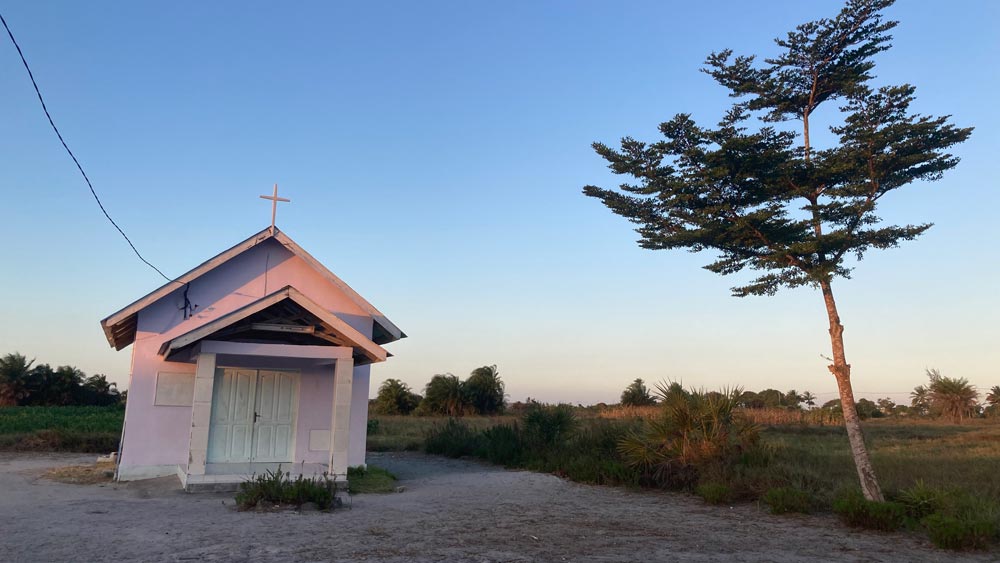 Die kleine Nachbarskirche bei Sonnenuntergang