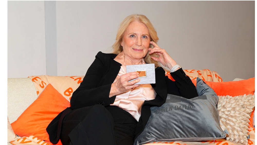 Preisträgerin Maren Kroymann bei der Daffne-Verleihung von der Deutschen Akademie für Fernsehen am 2.12.2023 in Berlin