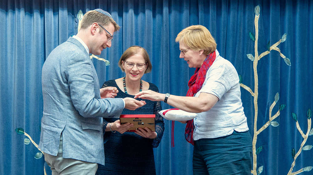 Pastorin Ursula Rudnick (r.) und Pastor Jens Wening ehren die Rabbinerin Ulrike Offenberg mit dem „Blickwechselpreis“