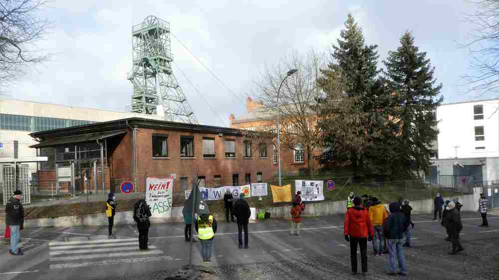 Vor dem Asse-Schacht: Vier Mal im Jahr halten Menschen wie Paul Koch hier unter dem Motto „Wachet und betet“ Andacht.