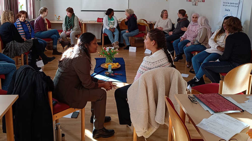 Pastorin Joy Devakani Hoppe (vorne links) bei einem Workshop gegen Rassismus.