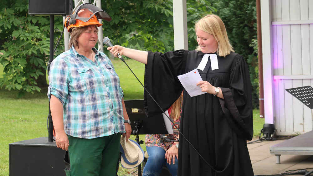 Pastorin Hanna Jacobs versucht, abwechslungsreiche Gottesdienste zu gestalten wie bei einem der vergangenen Sommerfeste zum Thema „Gut behütet“.