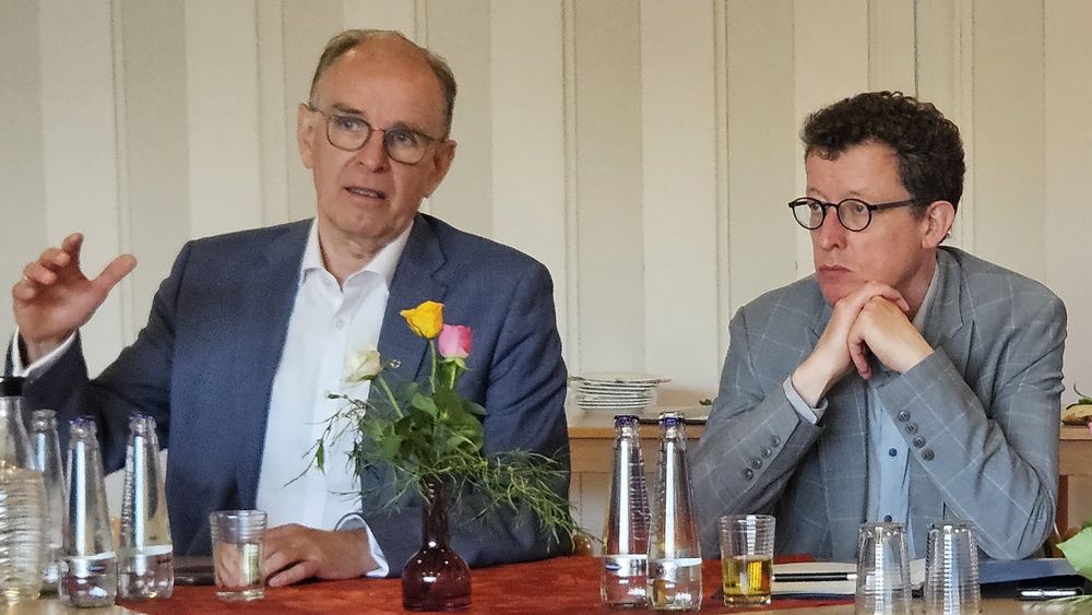 Zu Gast in der Kirchengemeinde Georgsmarienhütte: Landesbischof Ralph Meister (links) und Ralph Charbonnier, Vizepräsident des Landeskirchenamtes in Hannover, machen sich ein Bild von den Folgen sexualisierter Gewalt für eine Gemeinde.