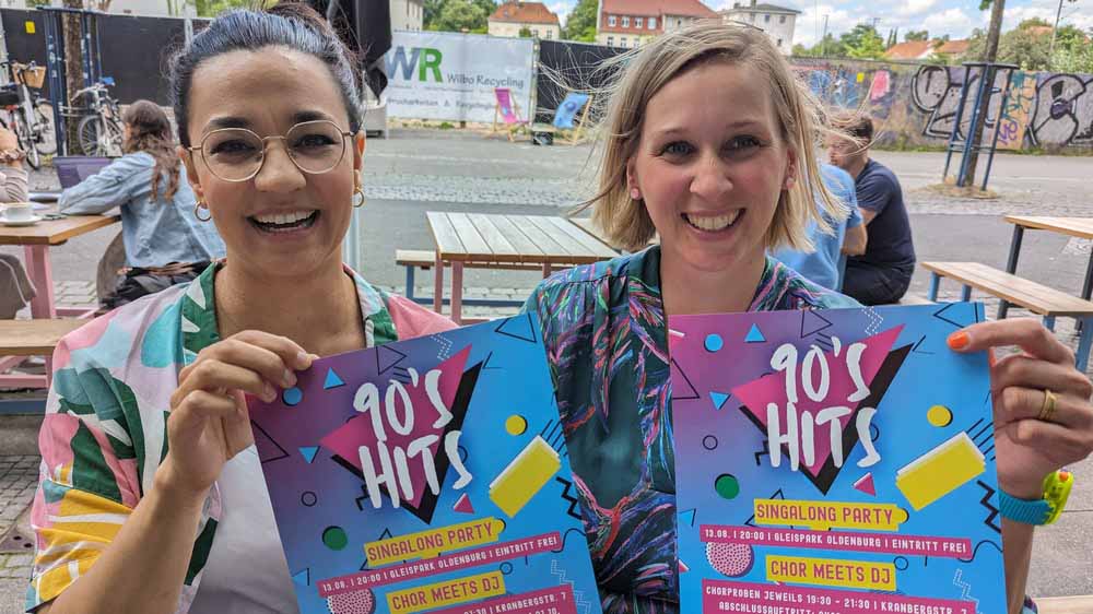 Popkantorin Sarina Lal (links) und Pastorin Nele Schomakers stimmen sich ein.