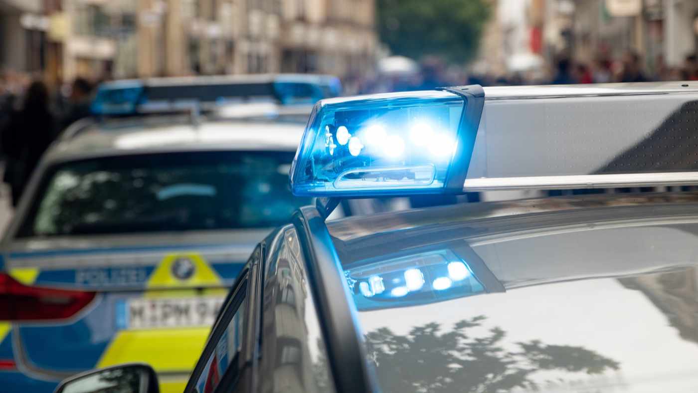 Dürfen Polizisten einen Gottesdienst stören, wenn der Priester falsch geparkt hat?
