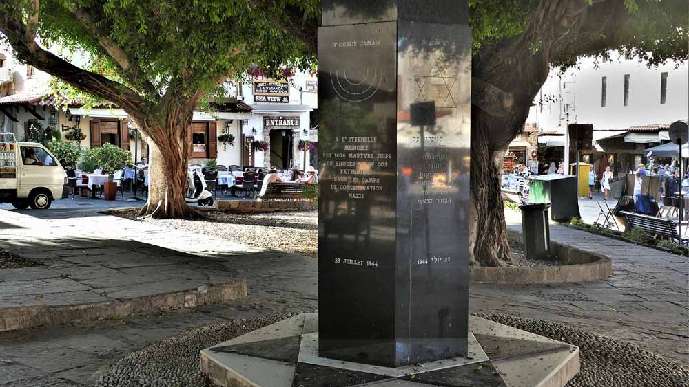 „Platz der Märtyrer" mit Denkmal an die Deportation im ehemaligen jüdischen Viertel