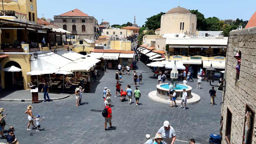 Der heute gern von Touristen besuchte Platz, an dem jüdische Gold- und Fischhändler sowie Trödler ihre Geschäfte hatten. Das große Haus mit dem Walmdach links im Hintergrund ist das ehemalige jüdische Bankhaus Alhadef