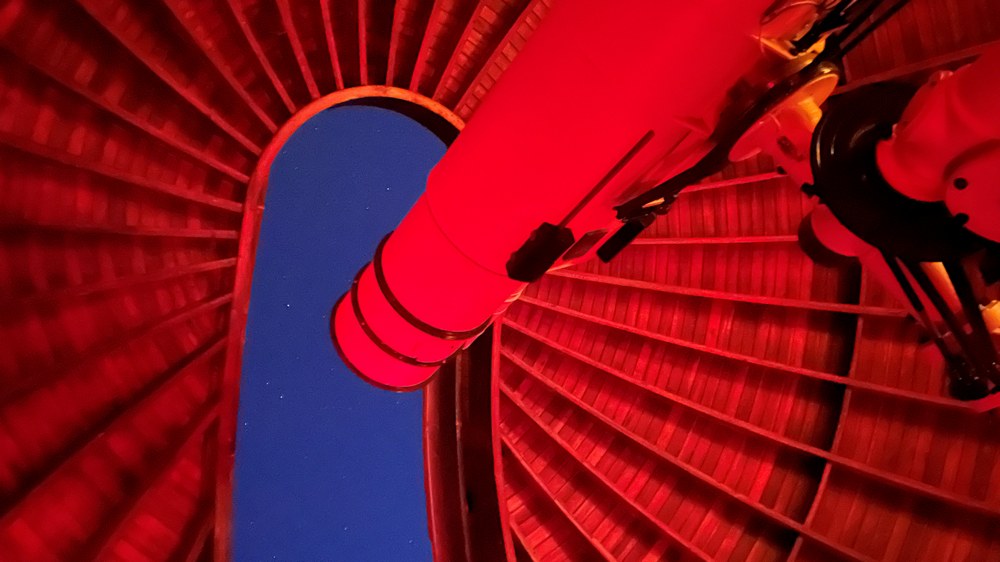 Die Kuppel öffnet sich, das Doppelteleskop ist auf einen Stern im Nachthimmel gerichtet