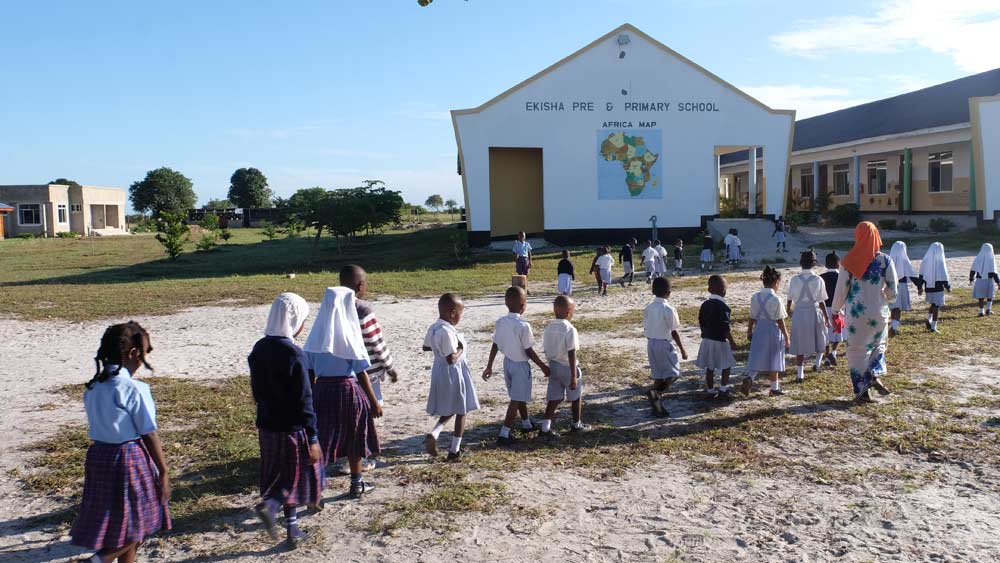 Die Kinder auf dem Weg in die Klassenräume der Schule