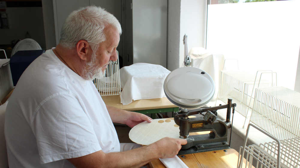 Mario Ulbricht in der Hostienbäckerei der Pfeifferschen Stiftungen Magdeburg