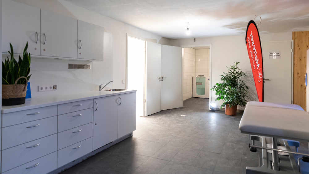 Funktionsräume im Inneren der Bahnhofsmission in Hamburg mit Erste-Hilfe- und Wasch-Möglichkeiten.