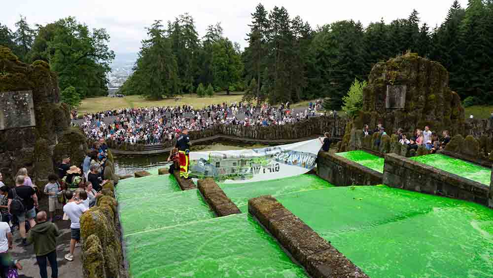 Durch den Kasseler Bergpark fließt grün gefärbtes Wasser