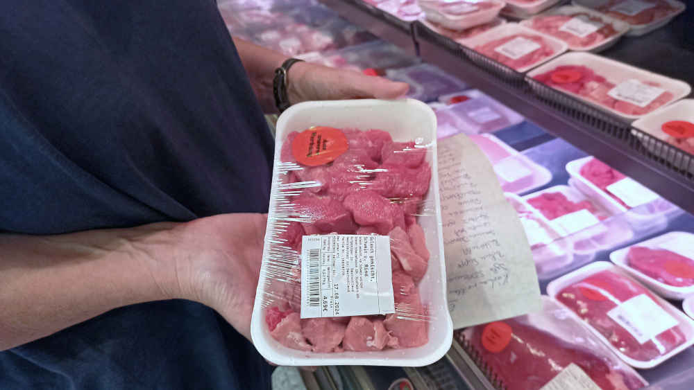 Große Lebensmittelhändler in Deutschland bieten immer noch 82 Prozent ihres Fleischangebotes aus Haltungsformen 1 und 2 an