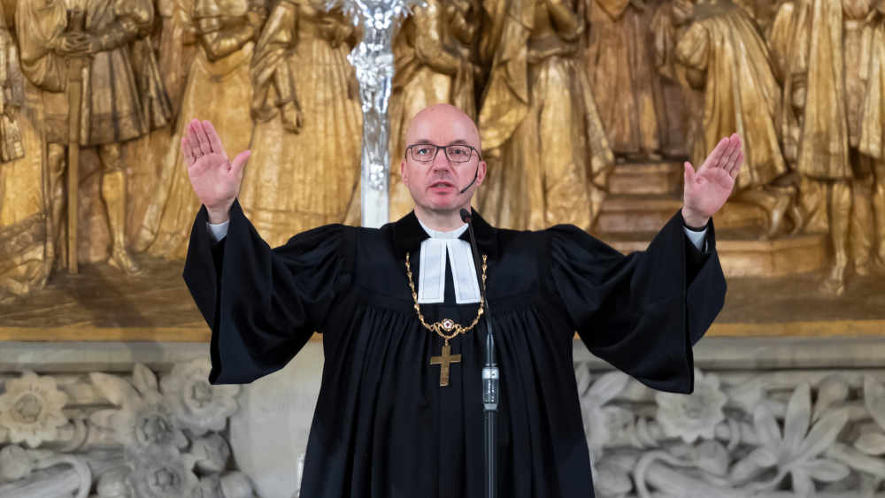 Der sächsische Landesbischof Tobias Bilz (Foto) und sein katholischer Amtsbruder Heinrich Timmerevers haben sich zur Sachsen-Wahl geäußert