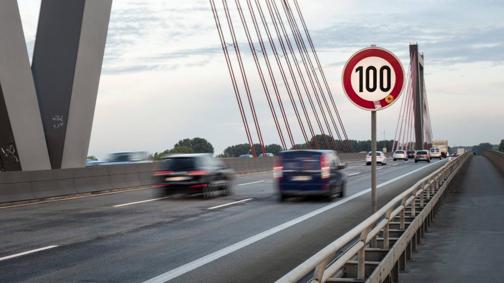 Ein Schild kann helfen auf einer Brücke – muss aber nicht