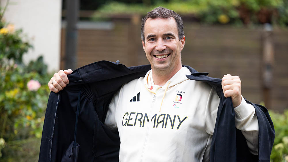 Pastor Christian Bode aus Osnabrück wechselt bei den Paralympics zwischen Talar und Trikot