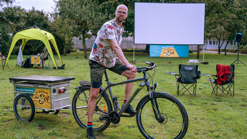 Volker Stahnke ist auf dem Gelände des Schulbiologischen Zentrums in Hannovers Nordstadt mit dem Fahrrad vorgefahren