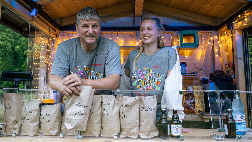 Hartmut Münch und seine Tochter Olivia verkaufen Popcorn für den Kinoabend unter freiem Himmel