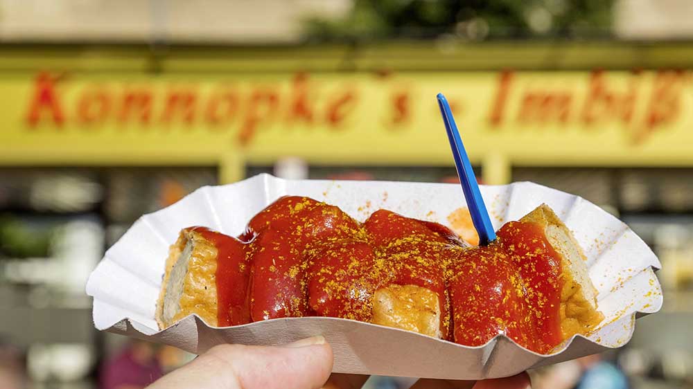 Die Currywurst ist der Renner im Berliner Imbiss Konnopke