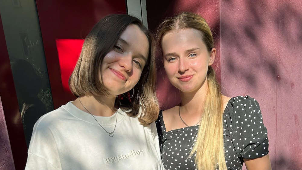 Die beiden Ukrainerinnen Anastasia (li.) und Kateryna haben einen Monat lang als Freiwillige bei der Stadtranderholung für Kinder in Ludwigshafen mitgeholfen (Foto vom 15.08.2024)