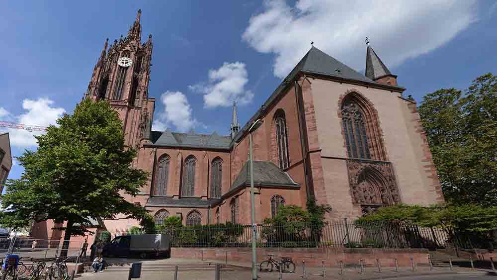 Einen Wasserschaden hat es im Frankfurter Dom gegeben (Archiv)