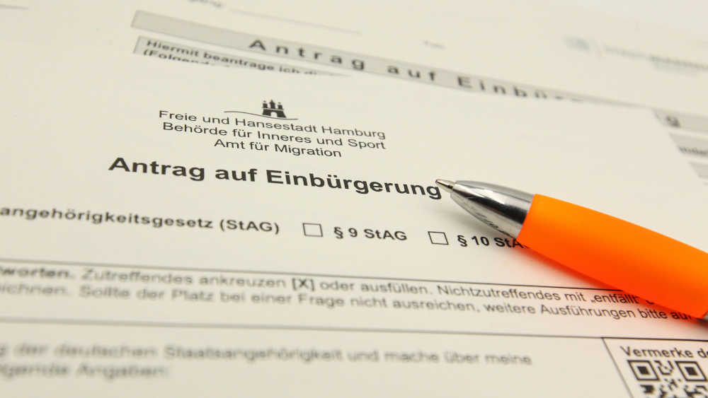 Einbürgerungen könnten bald wieder länger dauern