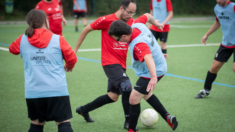 Sie lieben Fußball: Die inklusive Mannschaft des Vereins Eintracht Hattersheim beim Training