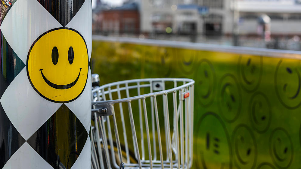 Positive Emojis nutzen die Deutschen besonders gern