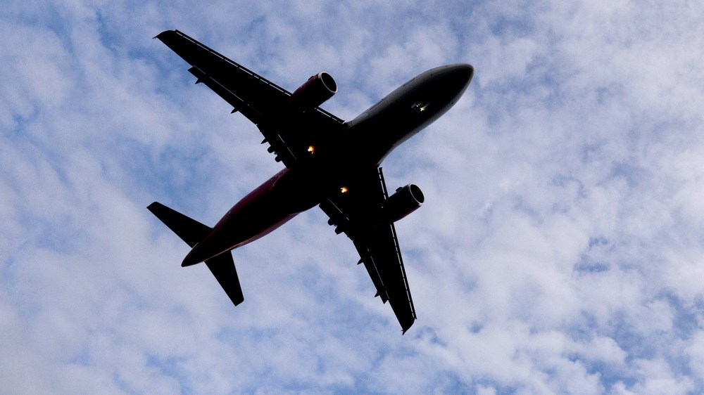 Zum ersten Mal besteigt ein Priester ein Flugzeug