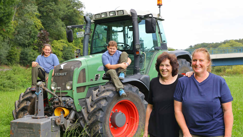 Agrarbetriebswirtin Karina Köcher-Reuße mit ihren Kindern Jana, Julian und Mutter Petra
