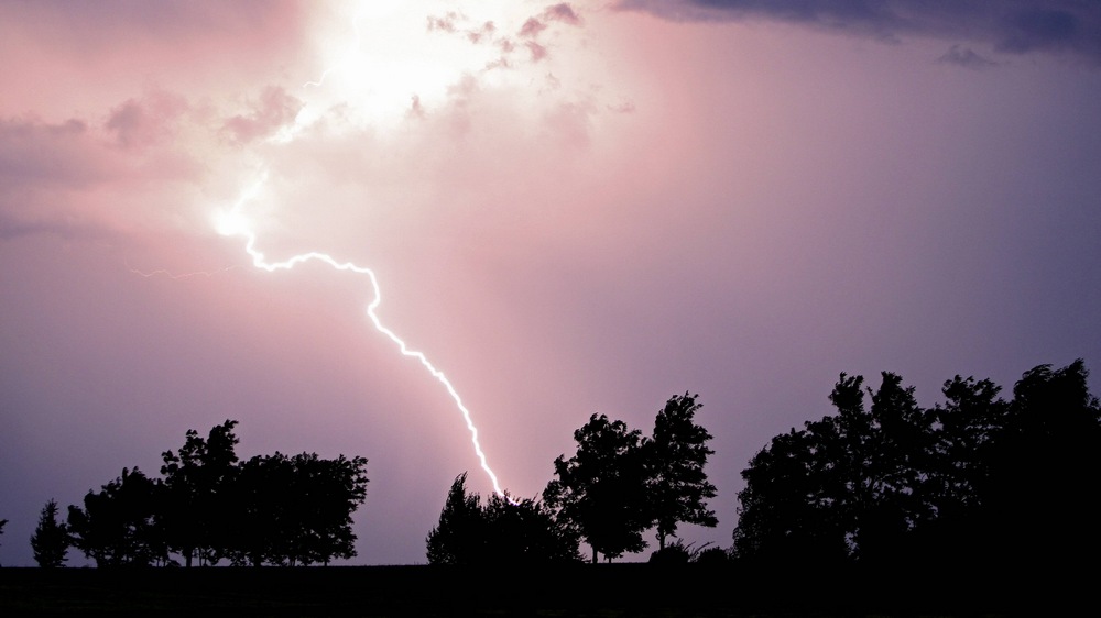 Zur Trauerfeier zieht plötzlich ein Gewitter herauf