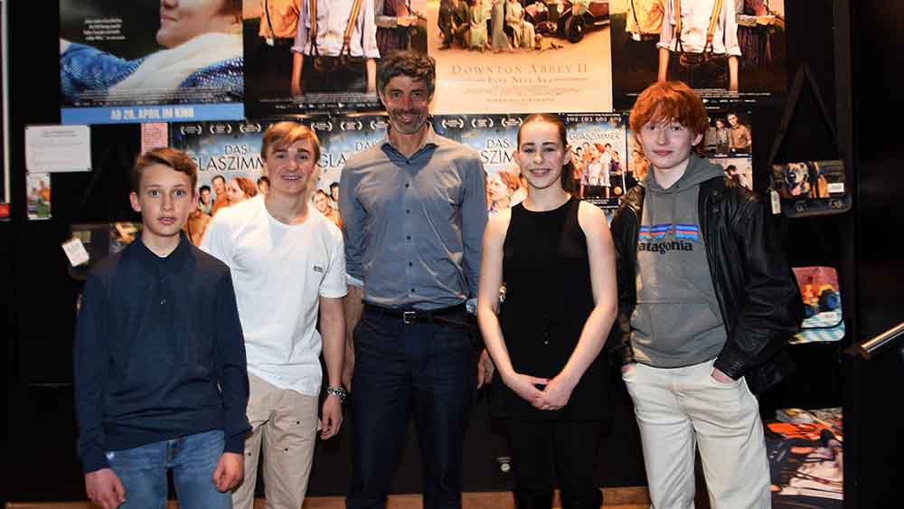 Das Team des Films "Das Glaszimmer" bei der Kinopremiere im April 2022 in München