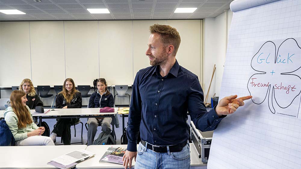 Eine Stunde an der Solgrabenschule in Bad Nauheim zeigt, wie die Schüler dort dem Glück auf die Spur kommen