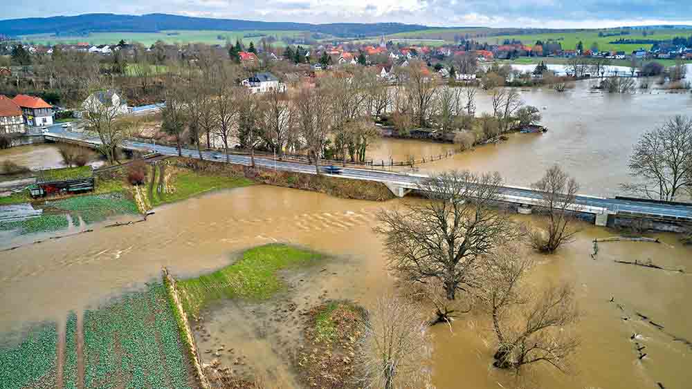 Auch vor unserer eigenen Haustür nimmt die Klimakrise ihren Lauf, wie hier beim Hochwasser Ende des vergangenen Jahres in Niedersachsen
